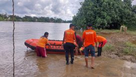 FOTO : Tim Gabungan dari TNI/Polri, BPBD, Basarnas dan Damkar serta di Bantu Masyarakat saat pencarian korban.