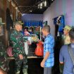 Dandim 1010/Ktg. Letkol Inf. Anggun Wuriyanto saat menyerahkan bantuan kepada salah satu warga di Desa Telok Kecamatan Katingan Tengah