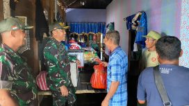 Dandim 1010/Ktg. Letkol Inf. Anggun Wuriyanto saat menyerahkan bantuan kepada salah satu warga di Desa Telok Kecamatan Katingan Tengah