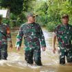 Dandim 1019 Katingan Anggun Wuriyanto Saat meninjau lokasi banjir dan menyerahkan bantuan sembako di Kecamatan Tasik Payawan