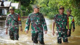 Dandim 1019 Katingan Anggun Wuriyanto Saat meninjau lokasi banjir dan menyerahkan bantuan sembako di Kecamatan Tasik Payawan