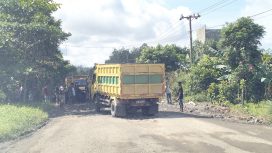 Tampak truk batu bara terbalik saat mengangkut di ruas Jalan Kurun Palangka Raya, tepat di Ripi, Kecamatan Mihing Raya, Sabtu (15/06/2024) lalu.