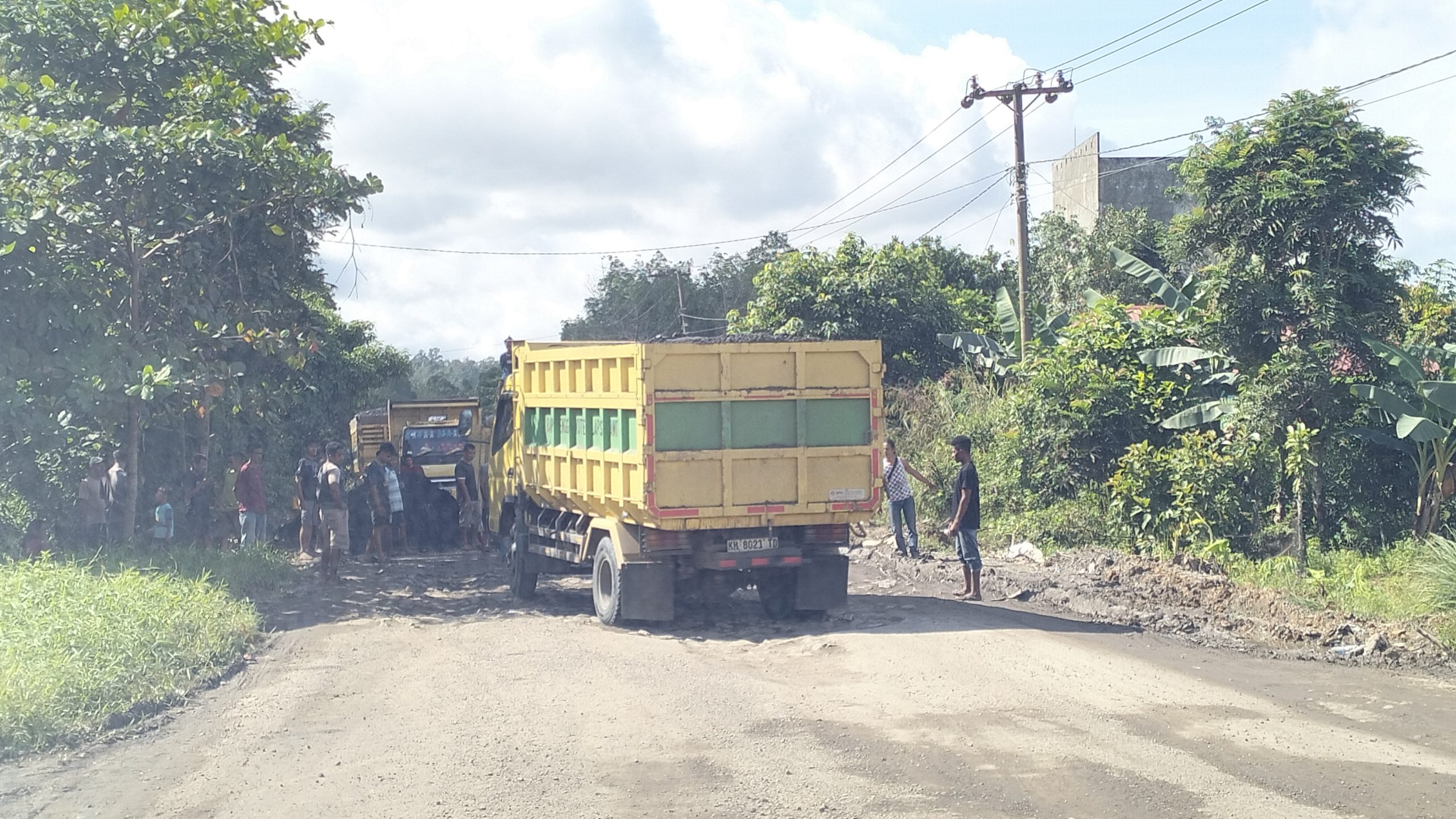 Tampak truk batu bara terbalik saat mengangkut di ruas Jalan Kurun Palangka Raya, tepat di Ripi, Kecamatan Mihing Raya, Sabtu (15/06/2024) lalu.
