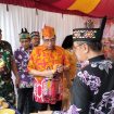 Penjabat Bupati Gunung Mas Herson B Aden, Ketua DPRD Akerman dan pejabat setempat tengah mendatangi stand pameran di Stodion Mini Kurun, Minggu (16/06/2024). 
