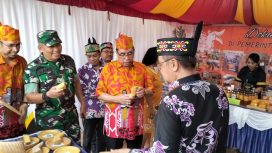 Penjabat Bupati Gunung Mas Herson B Aden, Ketua DPRD Akerman dan pejabat setempat tengah mendatangi stand pameran di Stodion Mini Kurun, Minggu (16/06/2024). 