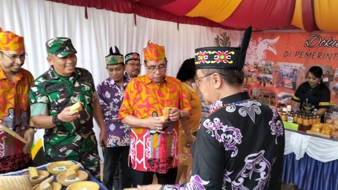
					Penjabat Bupati Gunung Mas Herson B Aden, Ketua DPRD Akerman dan pejabat setempat tengah mendatangi stand pameran di Stodion Mini Kurun, Minggu (16/06/2024). 