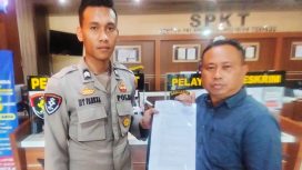 Keterangan Gambar : Camat Petak Malai, Kusuma Jaya, S.E. Saat memberikan laporan di SPKT Polres Katingan. Rabu (12/06/2024).