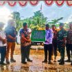 Pj Bupati Katingan Saiful saat menyerahkan secara simbolis Truk Pengangkut Sampah yang diterima Camat Katingan Tengah