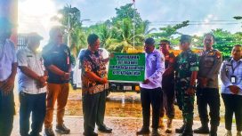Pj Bupati Katingan Saiful saat menyerahkan secara simbolis Truk Pengangkut Sampah yang diterima Camat Katingan Tengah