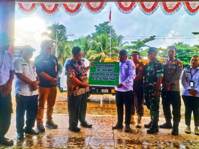 
					Pj Bupati Katingan Saiful saat menyerahkan secara simbolis Truk Pengangkut Sampah yang diterima Camat Katingan Tengah