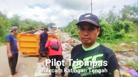 Dibawah Pimpin Sekcam Katingan Tengah Pilot Triompas, membersihkan Sampah dengan memanfaatkan truk dan ambrol yang diberikan Dinas Lingkungan Hidup. 