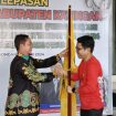 FOTO : Pj Bupati Katingan Saiful, saat menyerahkan bendera pataka kepada Ketua Panitia Mozard D Staing, sebagai tanda keberangkatan Kontingen Katingan mengikuti Pesparawi tingkat Kalteng. 