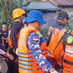FOTO : Tim Gabungan saat melakukan evakuasi terhadap korban yang diduga tenggelam.