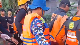 FOTO : Tim Gabungan saat melakukan evakuasi terhadap korban yang diduga tenggelam.