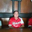 Kepala Kesbangpol Gunung Mas Sugiarto didampingi kabidnya saat dibincangi awak media di kantor setempat, Jumat (31/05/2024).