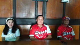 Kepala Kesbangpol Gunung Mas Sugiarto didampingi kabidnya saat dibincangi awak media di kantor setempat, Jumat (31/05/2024).