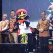 Para pejabat Pemda Gunung Mas dalam peluncuran maskot dan Jingle oleh KPU di Taman Kota Kuala Kurun, Minggu (02/06/2024).
