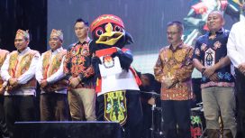 Para pejabat Pemda Gunung Mas dalam peluncuran maskot dan Jingle oleh KPU di Taman Kota Kuala Kurun, Minggu (02/06/2024).