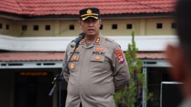 Kapolres Gunung Mas AKBP Theodorus Priyo Santosa, saat memimpin apel awal pekan ini, di Mapolres setempat.