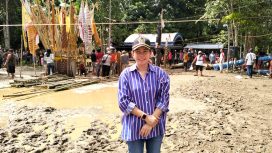 Ketua Komisi II DPRD Gunung Nomi Aprilia sedang mendatangi ritual adat tiwah di Kelurahan Tampang, Kecamatan Kurun, Sabtu (8/06/2024).