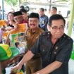 Pj Bupati Gunung Mas Herson Bartel Aden didampingi Kepala Disperindag Kalteng Katma F Dirun, Ketua DPRD Gunung Mas Akerman saat menyerahkan beras ke masyarakat di Masjid Agung Darunnajah, Selasa (11/06).
