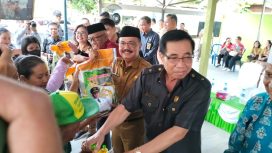 Pj Bupati Gunung Mas Herson Bartel Aden didampingi Kepala Disperindag Kalteng Katma F Dirun, Ketua DPRD Gunung Mas Akerman saat menyerahkan beras ke masyarakat di Masjid Agung Darunnajah, Selasa (11/06).