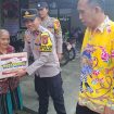 Kapolsek Rungan Ipda Udung sedang menyerahkan bansos ke ibu lansia di mapolsek setempat, Kamis (13/06/2024)..
