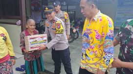Kapolsek Rungan Ipda Udung sedang menyerahkan bansos ke ibu lansia di mapolsek setempat, Kamis (13/06/2024)..