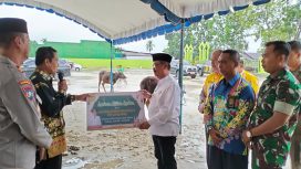 Pj Bupati Gunung Mas Herson B Aden saat menyerahkan sapi ke dewan pengurus masjid, Kamis (13/06/2024).