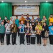 Kepala Bapperida Gunung Mas  Yantrio Aulia bersama Ketua Tim Peneliti Nila Susanti, dr Rina Sari sedang berfoto bersama perserta FGD di aula Bepperida setempat, Jumat (14/06/24)