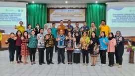 Kepala Bapperida Gunung Mas  Yantrio Aulia bersama Ketua Tim Peneliti Nila Susanti, dr Rina Sari sedang berfoto bersama perserta FGD di aula Bepperida setempat, Jumat (14/06/24)