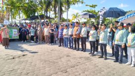Pj Bupati Gunung Mas Herson Bartel Aden bersama Forkopimda sedang melepaskan para peserta pawai pembangunan di Taman Kota Kurun, Senin (18/06/2024).
