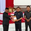 Pj Bupati Gunung Mas Herson B Aden sedang menyerahkan LKPJ ke Ketua DPRD Akerman, didampingi Wakilnya Binartha dan Neni saat penyerahan di gedung dewan setempat, Rabu (19/06/2024).