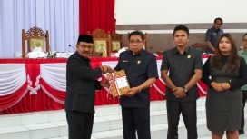 Pj Bupati Gunung Mas Herson B Aden sedang menyerahkan LKPJ ke Ketua DPRD Akerman, didampingi Wakilnya Binartha dan Neni saat penyerahan di gedung dewan setempat, Rabu (19/06/2024).