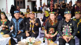 Anggota DPRD Gunung Mas Untung J bangas bersama koleganya tengah menghadiri kegiatan apel hari jadi di halaman kantor bupati, Jumat (21/06/2024).