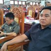 Anggota DPRD Gumas Carles Prenky saat serius mendengarkan pidato di rapat kantor dewan setempat, belum lama ini.