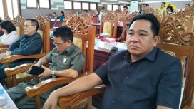 Anggota DPRD Gumas Carles Prenky saat serius mendengarkan pidato di rapat kantor dewan setempat, belum lama ini.