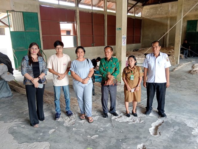 
					Anggota DPRD Gumas Polie L Mihing, Dewi Sari, saat mengunjungi sejumlah kecamatan di Gunung Mas, belum lama ini.