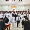 Pj Bupati Gumas Herson Bartel Aden sedang mengkukuhkan ratusan kades dan anggota BPD di aula GPU Damang Batu, Jumat (28/06/2024). (foto : Ist)