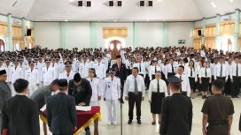 Pj Bupati Gumas Herson Bartel Aden sedang mengkukuhkan ratusan kades dan anggota BPD di aula GPU Damang Batu, Jumat (28/06/2024). (foto : Ist)