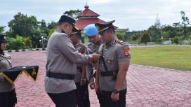 Kapolres Gumas AKBP Theodorus Priyo Santosa saat memimpin sertijab Kapolsek Manuhing di Mapolres Gumas, Kamis (11/07/2024).