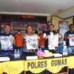 Wakapolres Gumas Kompol Indras, didampingi Kasat Reskrim AKP Nur Rahim, KBO Ipda Muchklis dan Kanit PPA Aipda I Made Yarka sedang melakukan pres rilis di depan mapolres setempat, Rabu (24/7/2024).