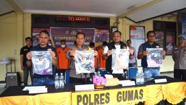 Wakapolres Gumas Kompol Indras, didampingi Kasat Reskrim AKP Nur Rahim, KBO Ipda Muchklis dan Kanit PPA Aipda I Made Yarka sedang melakukan pres rilis di depan mapolres setempat, Rabu (24/7/2024).