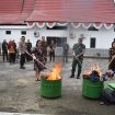 Kasi Pidum Kejari Mosezs Sahat Raguna didampingi Kasi Barang Bukti Een Hosana Baboe, Pabung Kodim 1016/Plk Letkol Inf Maksun Abadi, Kepala DP2KBP3A Rina Sari, Sekretaris Dinas Kesehatan Hengki Panto, memusnahkan barang bukti tindak pidana umum, Jumat (19/07/2024).