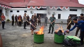 Kasi Pidum Kejari Mosezs Sahat Raguna didampingi Kasi Barang Bukti Een Hosana Baboe, Pabung Kodim 1016/Plk Letkol Inf Maksun Abadi, Kepala DP2KBP3A Rina Sari, Sekretaris Dinas Kesehatan Hengki Panto, memusnahkan barang bukti tindak pidana umum, Jumat (19/07/2024).