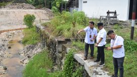 Pj Bupati Gumas Herson B Aden bersama Kepala DPU Baryen sedang mengecek pembangunan siring di Sei Nyaharum, Rabu (31/7/2024).