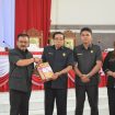  Ketua DPRD Gumas Akerman Sahidar sedang menerima Raperda dari Pj. Bupati Herson B Aden di gedung dewan, Senin (29/7/2024) lalu.