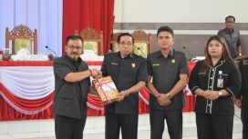  Ketua DPRD Gumas Akerman Sahidar sedang menerima Raperda dari Pj. Bupati Herson B Aden di gedung dewan, Senin (29/7/2024) lalu.