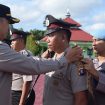 Kapolres Gumas AKBP Theodorus Priyo Santosa sedang memasangkan tanda pangkat di personil yang mengalami kenaikan pangkat digelar di Mapolres Gumas. Senin (01/07/2024).