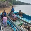FOTO : Warga setempat melakukan pencarian terhadap korban yang hilang tenggelam di sekitaran sungai Desa Parupuk.